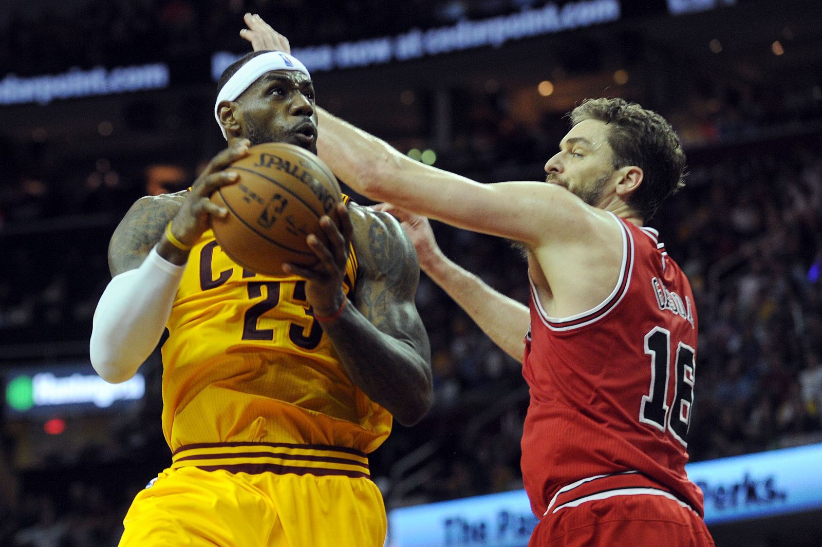 LeBron James se zafa de la defensa de Pau Gasol.