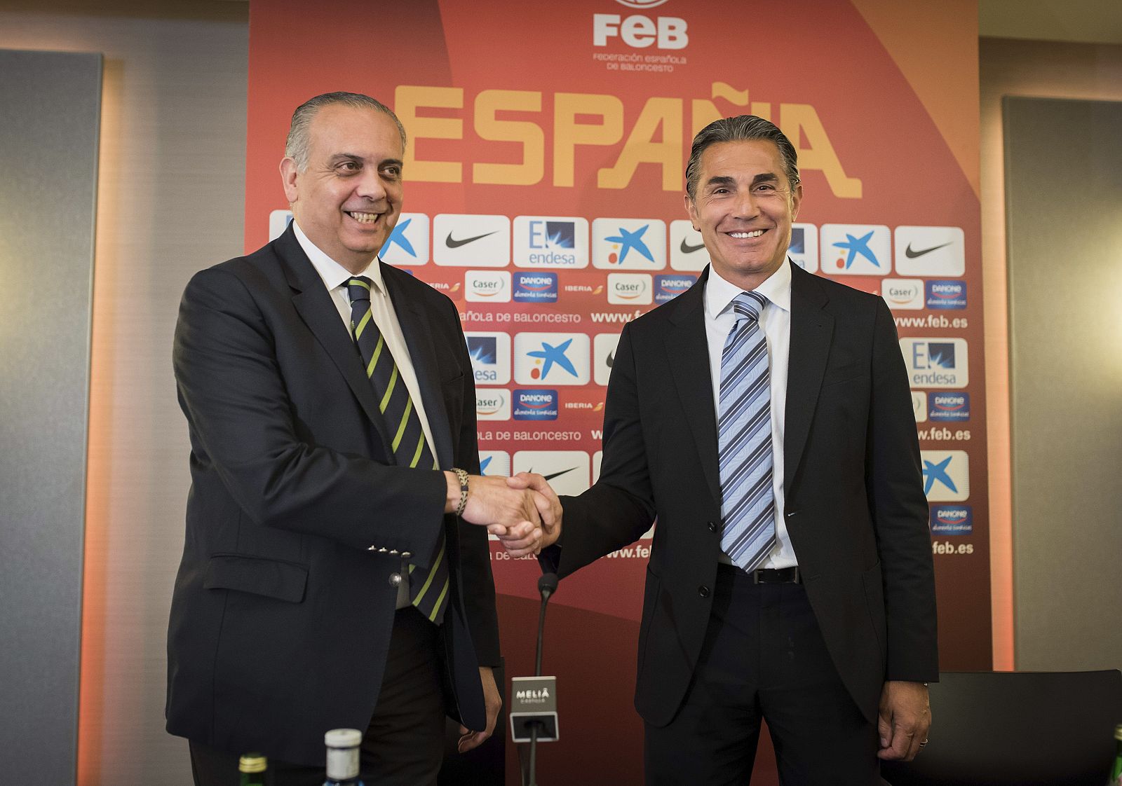 El italiano Sergio Scariolo, durante su presentación como seleccionador nacional de baloncesto. A la izquierda el presidente de FEB, José Luis Sáez.