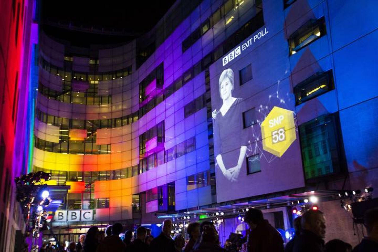 Imagen de las encuestas a pie de urna ofrecidas por la cadena pública británica BBC al cierre de los colegios electorales en Reino Unido.