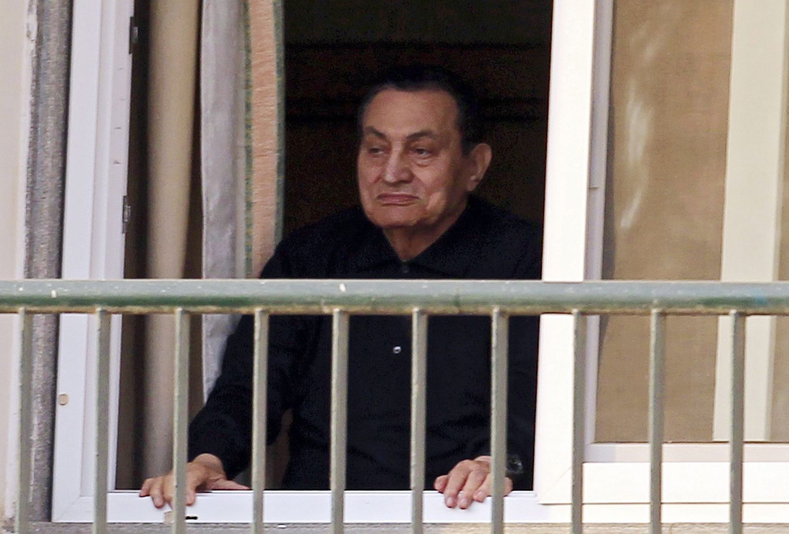 El expresidente egipcio Hosni Mubarak saluda a seguidores que se congregaron el lunes para celebrar su cumpleaños.
