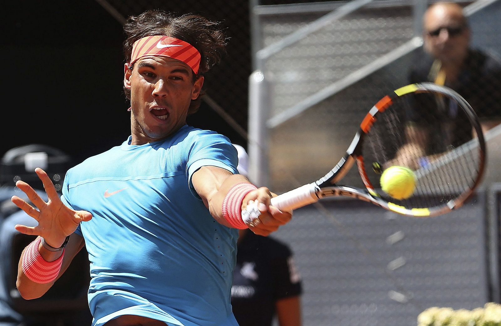 El tenista español Rafa Nadal golpea la bola durante el partido de semifinales de torneo de tenis de Madrid, que disputa frente a checo Tomas Berdych.