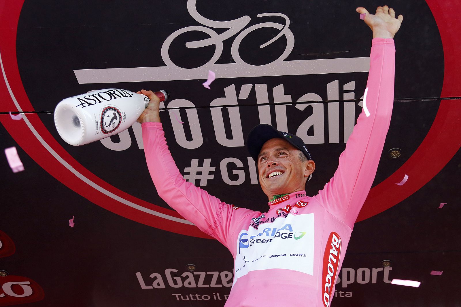 El ciclista australiano Simon Gerrans, del Orica-GreenEdge, celebra el liderato en el podio.