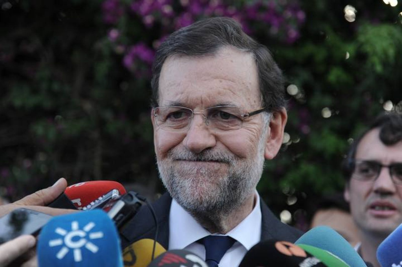El presidente del Gobierno, Mariano Rajoy, hace declaraciones a los medios a su llegada esta tarde a la zona donde se ha estrellado el Airbus A400 M.
