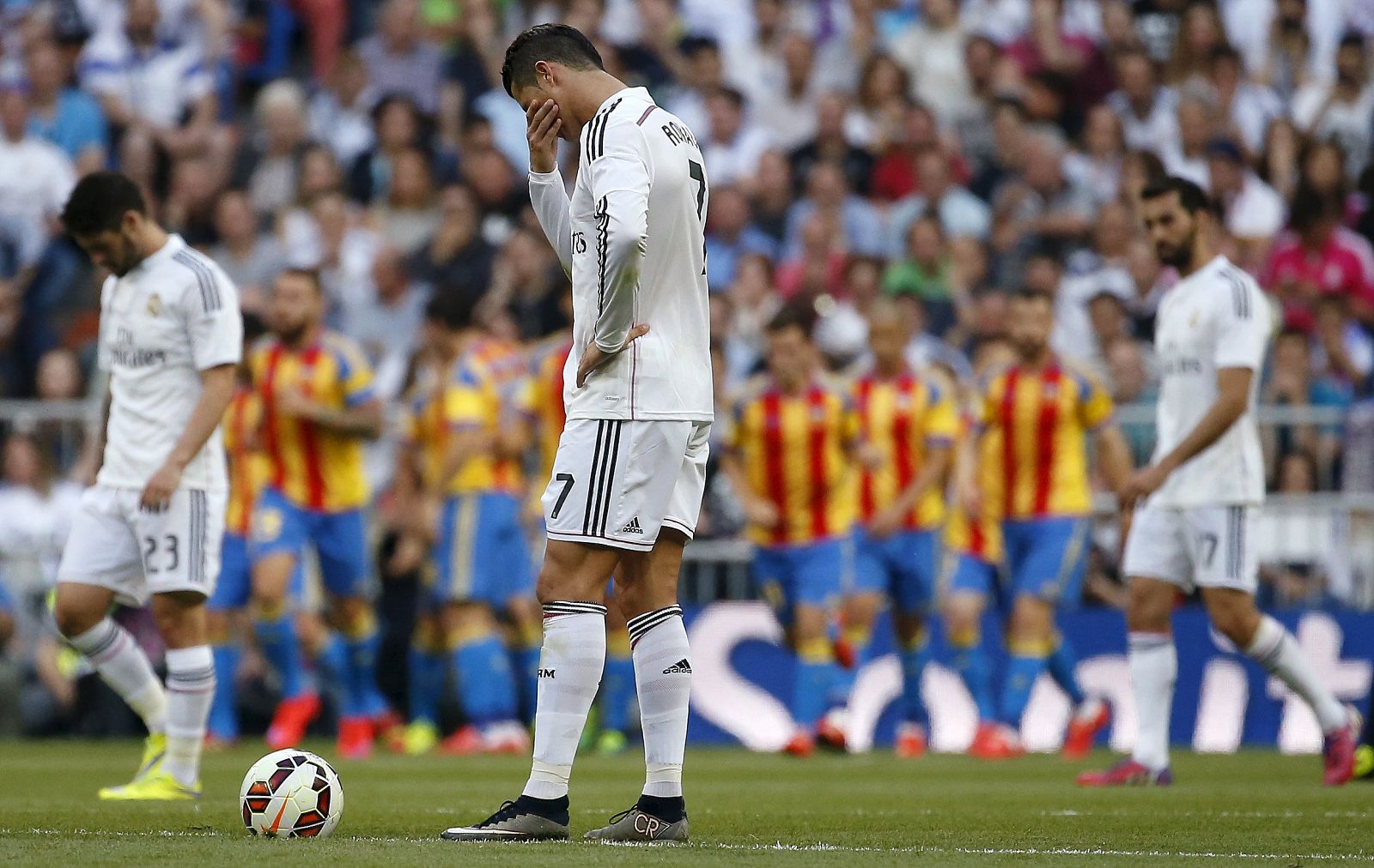 Cristiano Ronaldo, cabizbajo ante el primer gol valencianista en el Bernabéu.