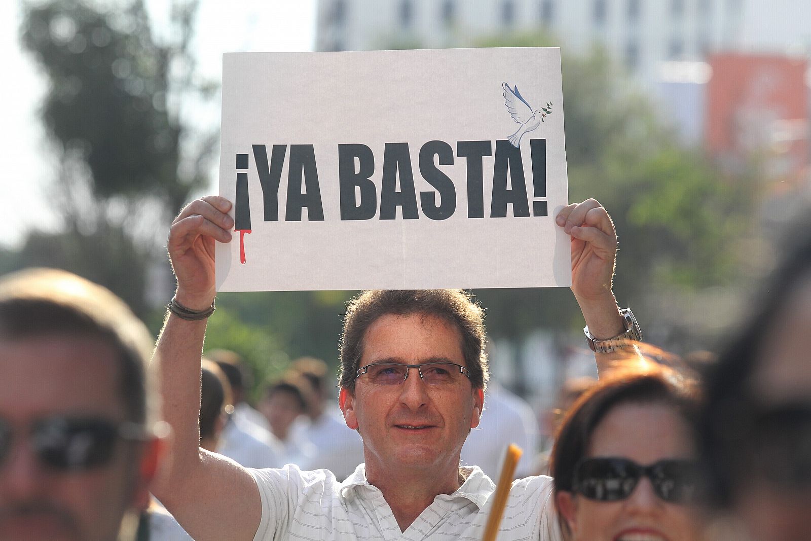 Manifestrantes piden la paz tras los violentas acciones de presuntos miembros del Cártel Jalisco Nueva Generación (CJNG), en la ciudad de Guadalajara (México).