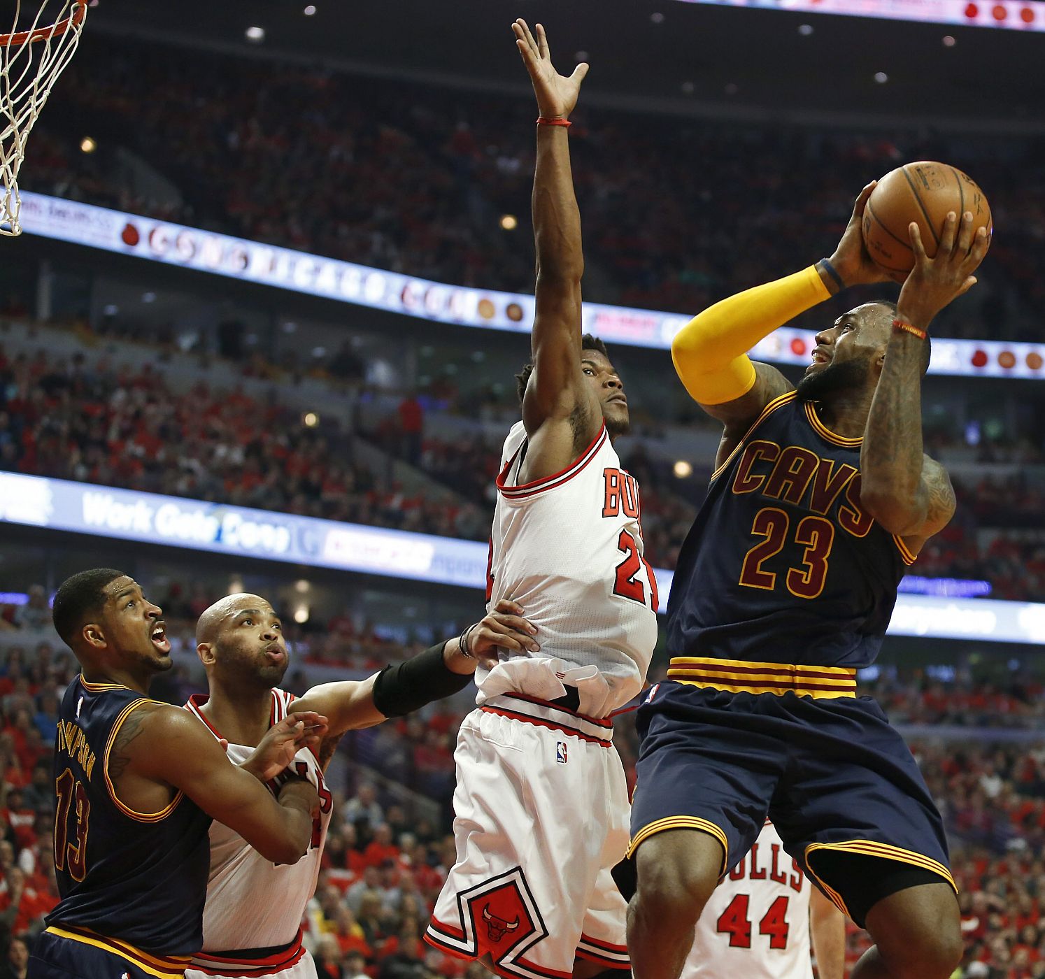 El alero de los Cleveland Cavaliers, LeBron James, alza un tiro frente al base de Chicago Bulls Jimmy Butler.