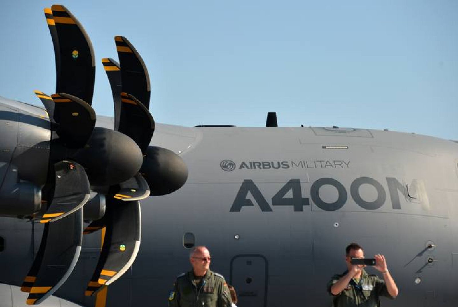 Un Airbus 400M estacionado en tierra durante una feria aeronaútica
