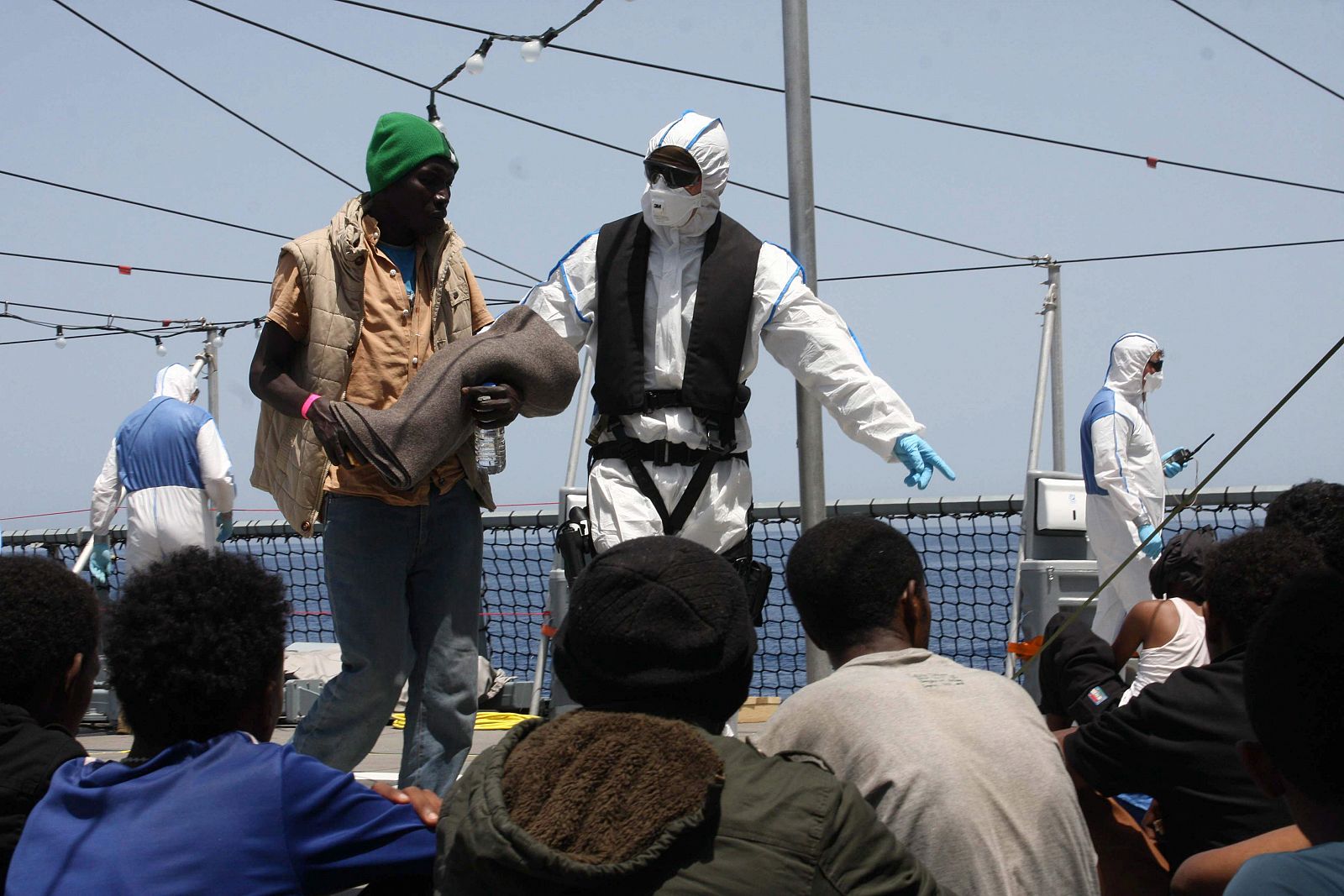 Refugiados rescatados por el buque alemán 'Hessen' en el Mediterráneo el 8 de mayo