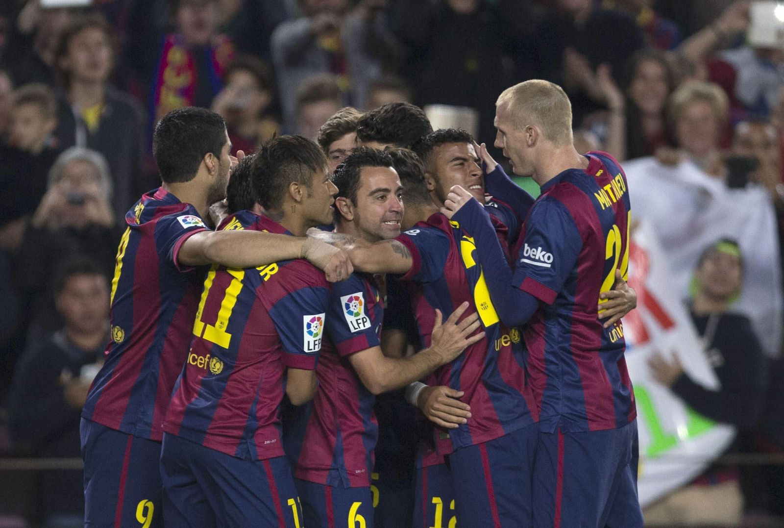 Los jugadores del FC Barcelona celebran un gol de Messi.