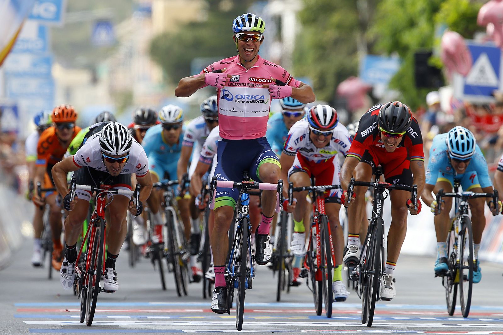 El australiano Michael Matthews celebra la victoria en la tercera etapa del Giro de Italia.