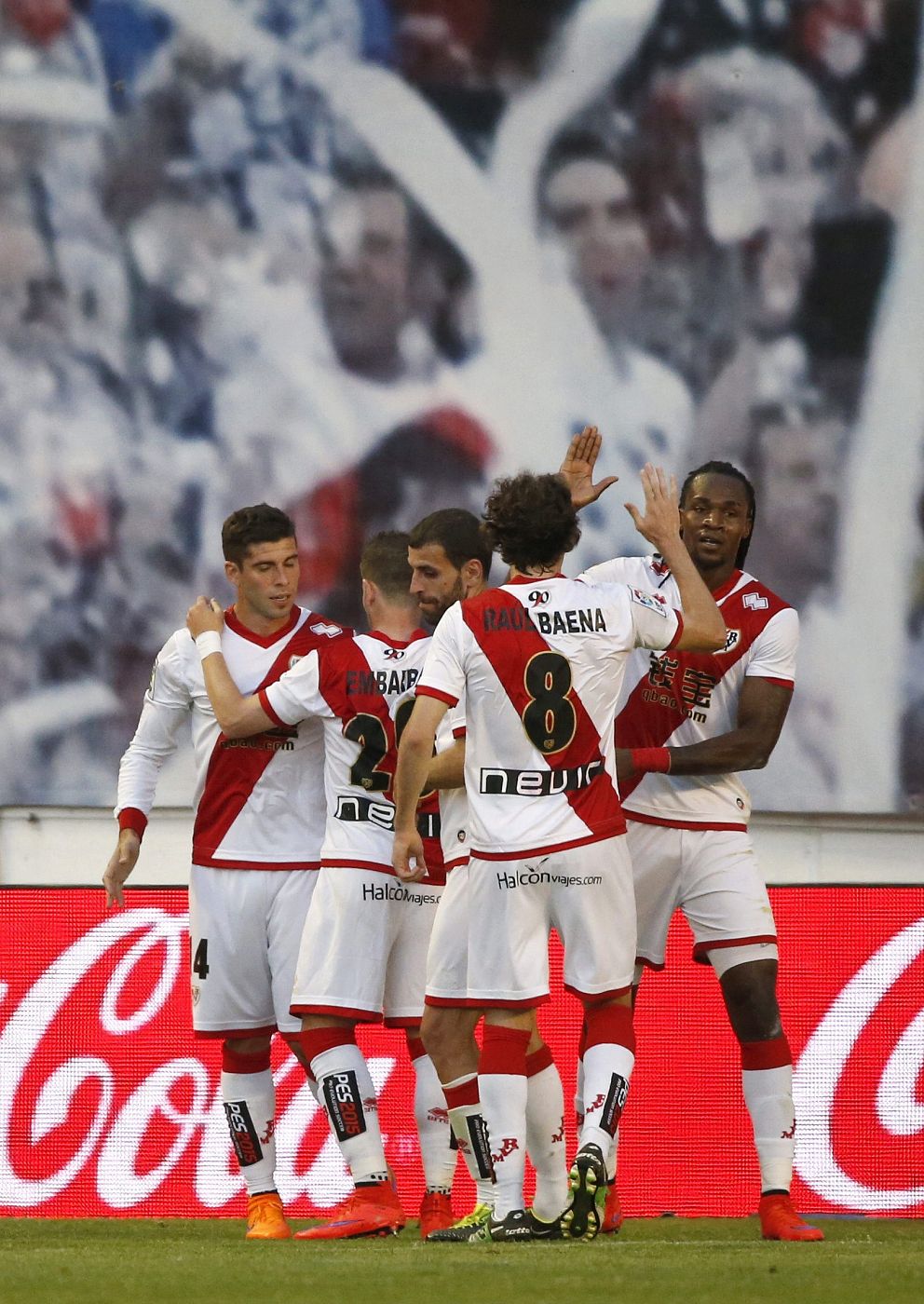 Los jugadores del Rayo Vallecano celebran el gol marcado por el angoleño Manucho.