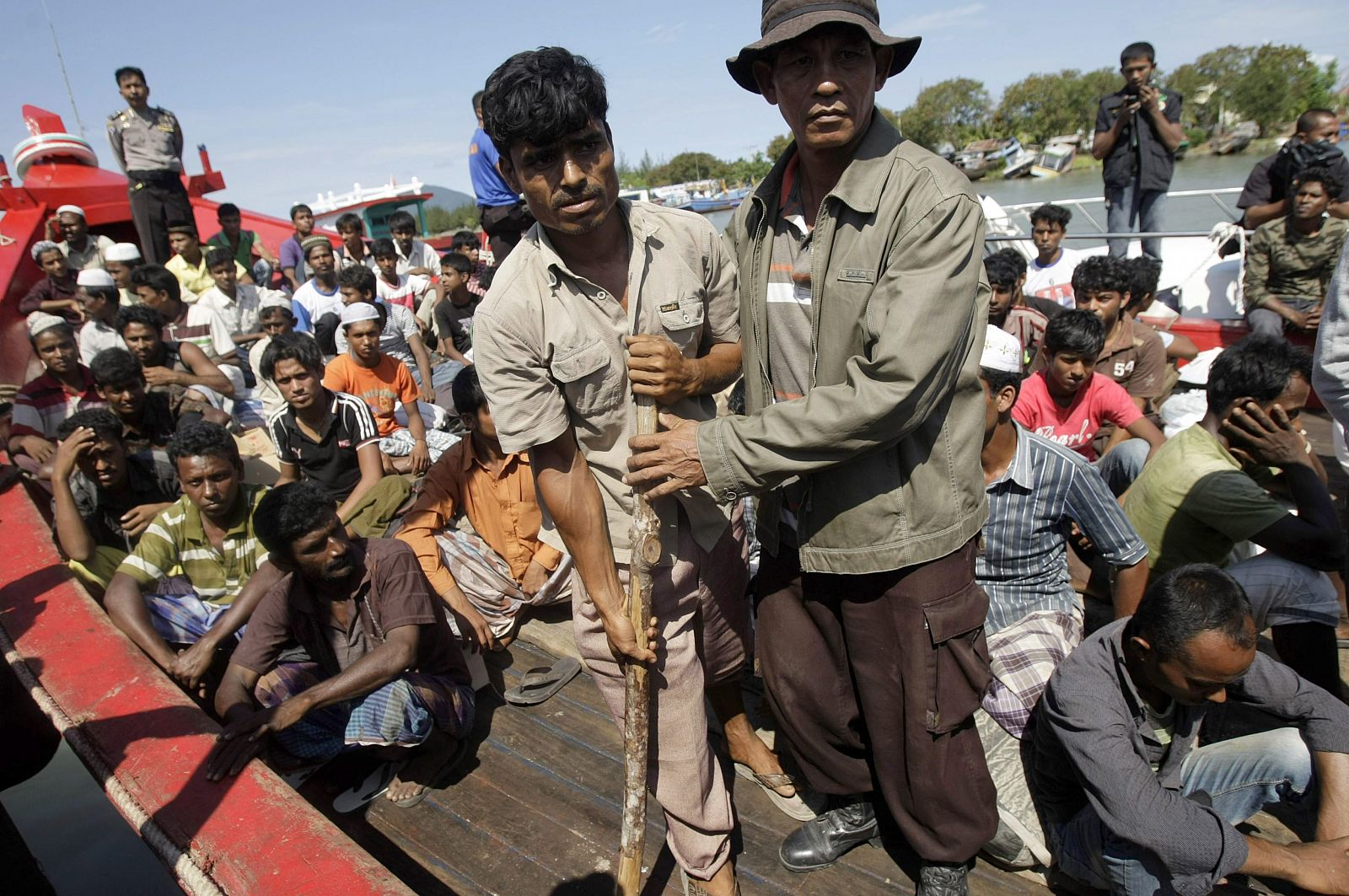 Imagen de archivo de un barco de refugiados rohingya a su llegada a la costa de Indonesia.