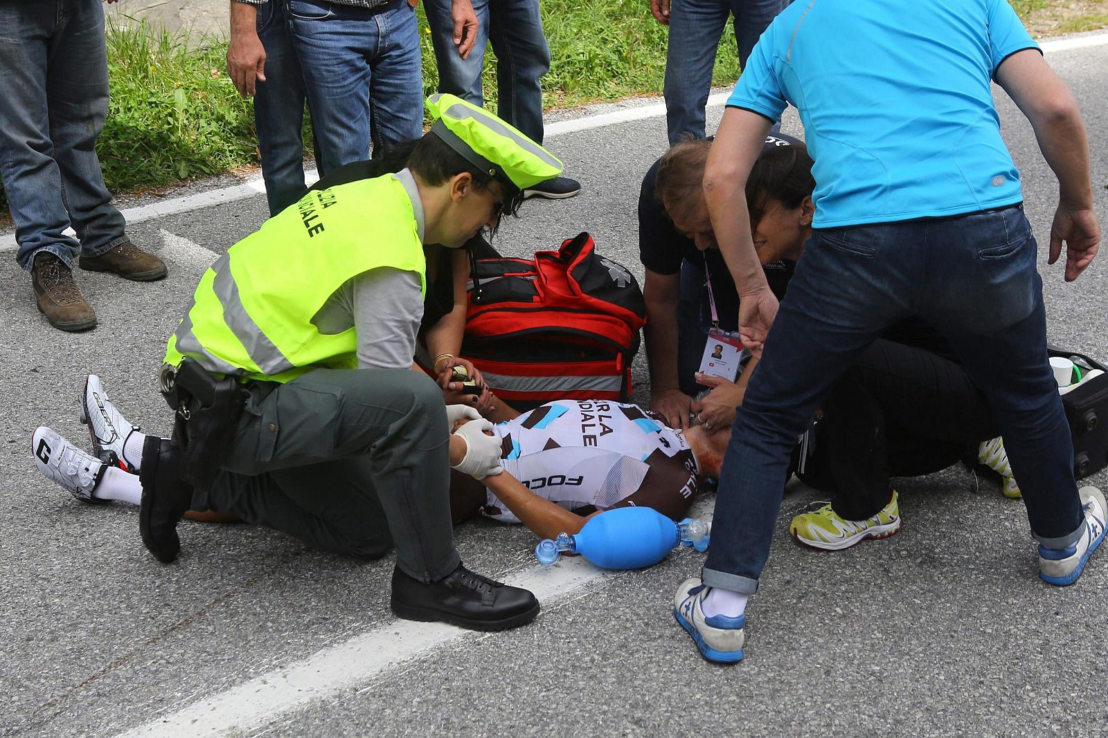 El ciclista italiano del Ag2r Domenico Pozzovivo, tras su caída en la tercera etapa del Giro.