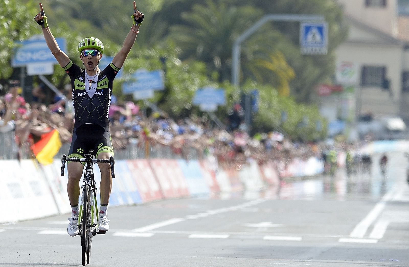 El ciclista del Cannonale-Garmin Davide Formolo celebra la victoria en la cuarta etapa del Giro.