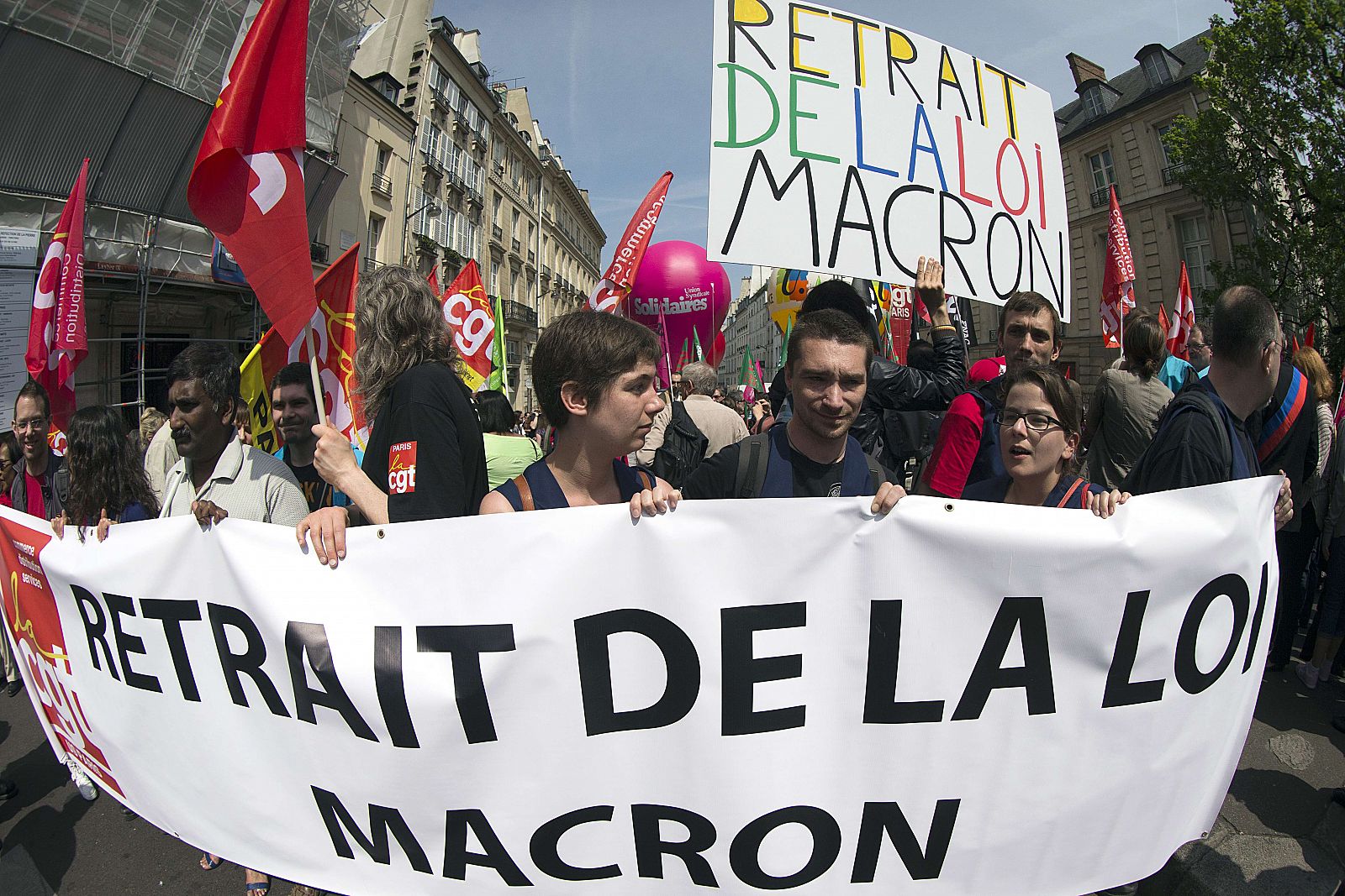 Manifestación en contra de la "Ley Macron" a las puertas del Senado en París
