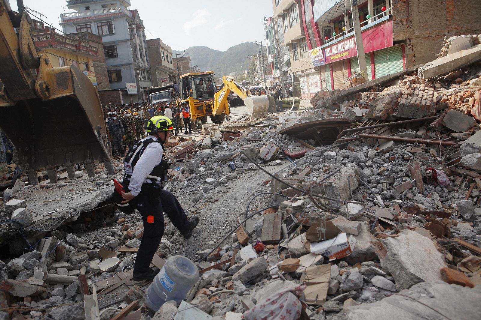 Un trabajador de los equipos de rescate inspecciona los escombros de un edificio que se derrumbó tras el terremoto en Katmandú