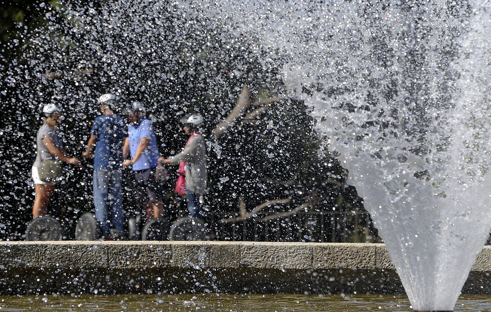 Turistas en el templo de Debod, en Madrid, donde se esperan temperaturas de 37 grados centígrados este miércoles.