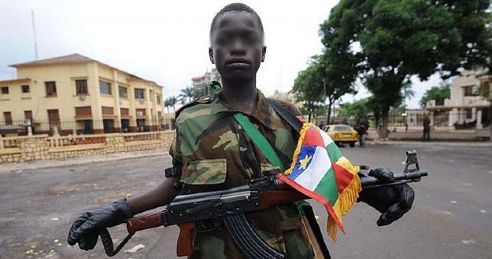 Un niño soldado posa en una calle de Bangui (República Centroafricana).