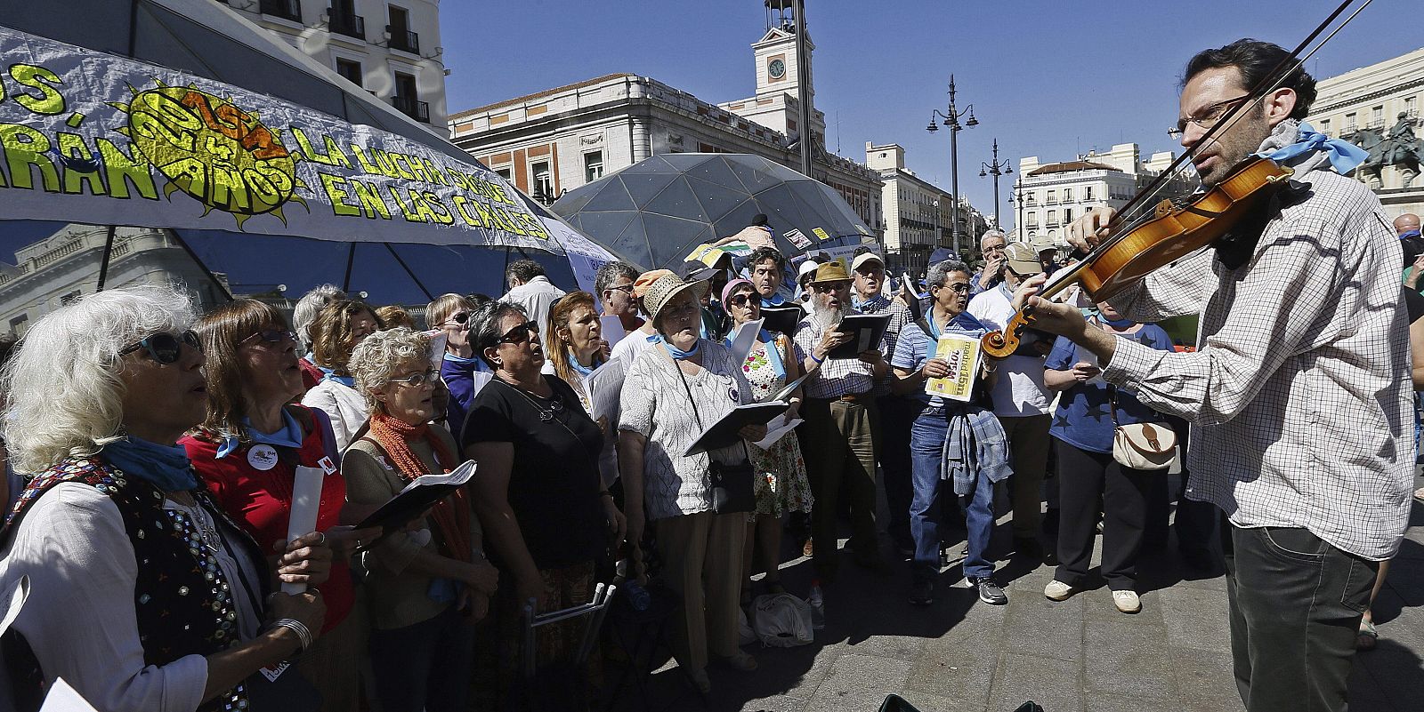 Ciudadanos congregados en la Puerta del Sol de Madrid participan en asambleas y actividades lúdicas.