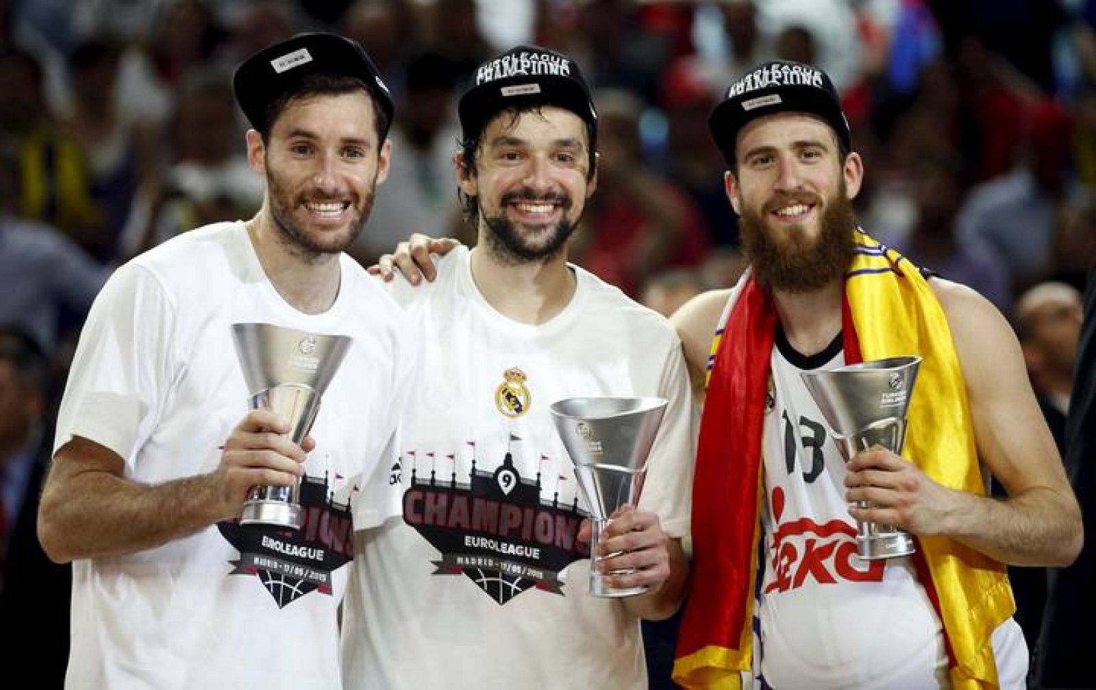 Rudy, Llull y Sergio Rodriguez celebran el título de Euroliga.