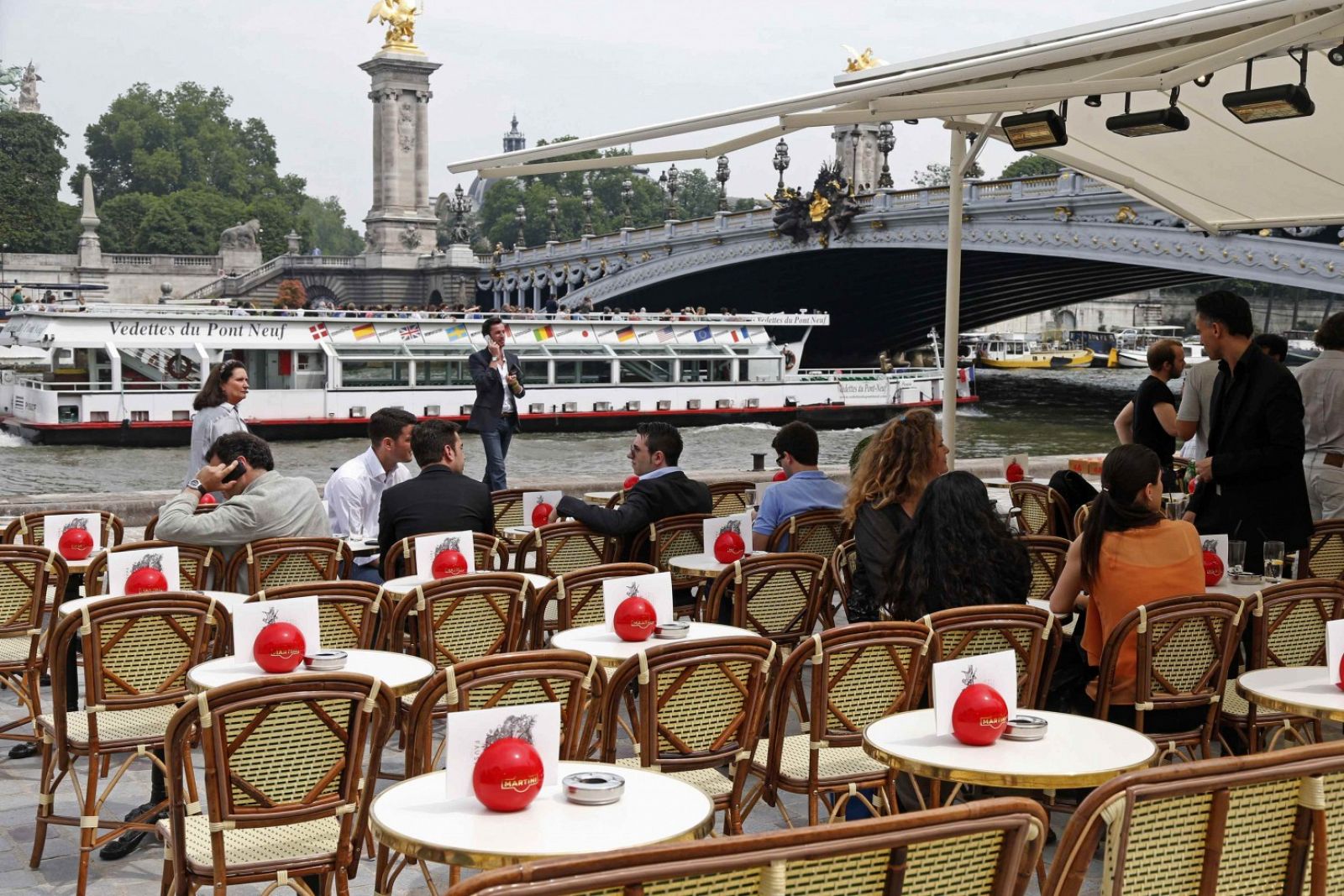 Terraza de un café a la orilla del Sena, en París