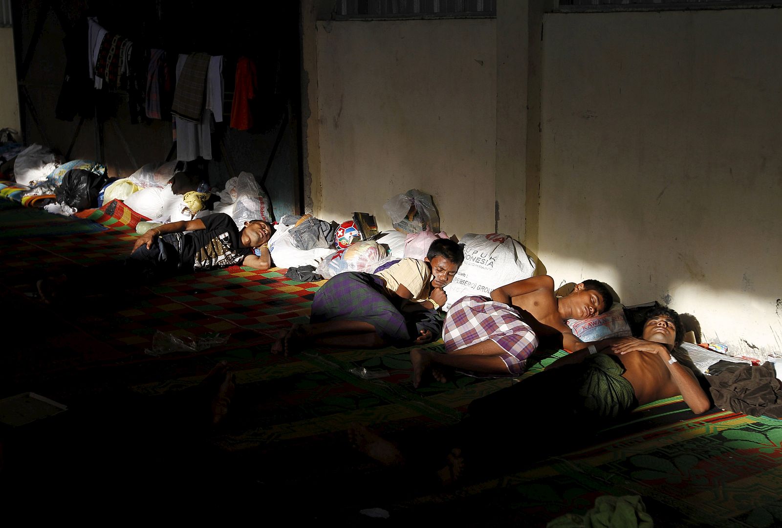 Migrantes rohingya de Myanmar duermen en Kuala Langsa, Indonesia, tras haber llegado por mar