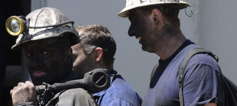 Varios mineros a la salida del trabajo