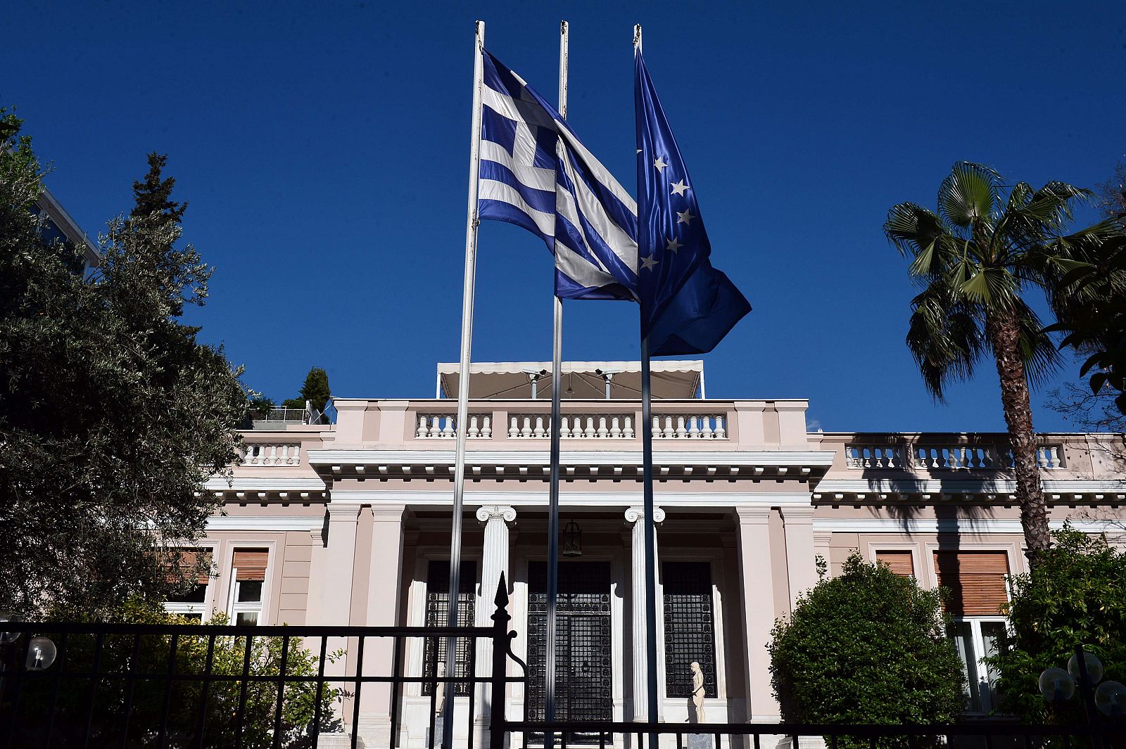 Banderas griegas y de la UE frente a la oficina del primer ministro en Atenas