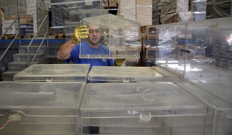 Un operario municipal apila las urnas para las elecciones del domingo en Barcelona