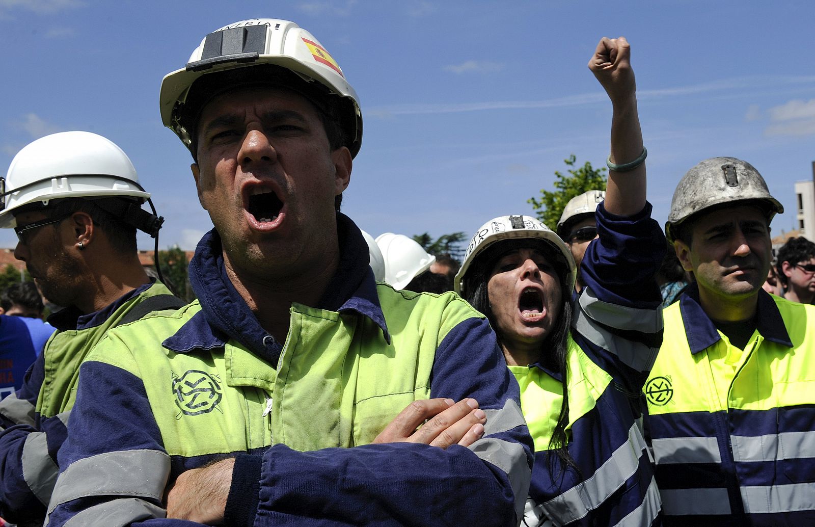 Mineros protestan a las puertas del auditorio de León donde el PP celebra un mitin electoral