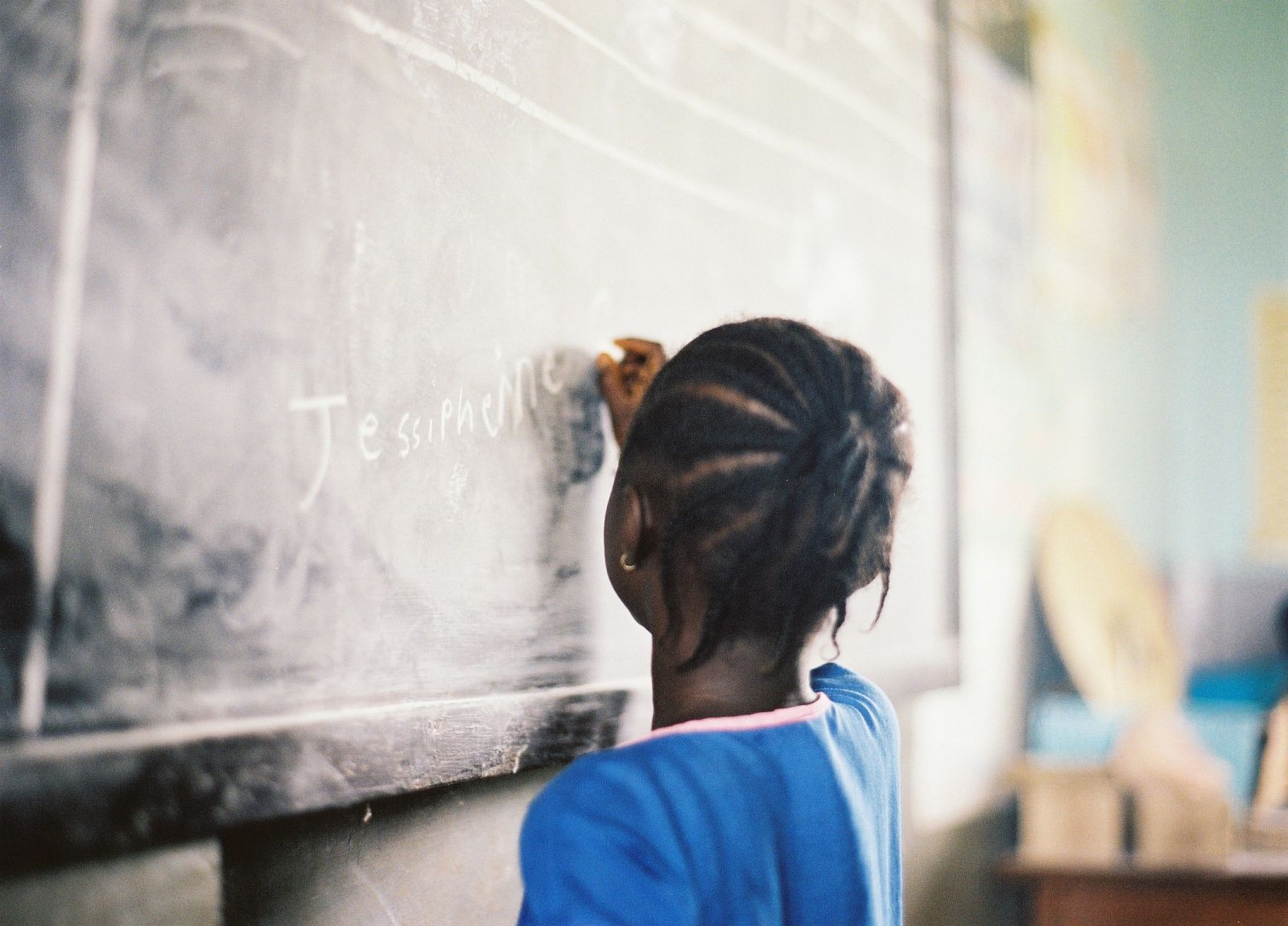 Niña en un colegio de Sierra Leona