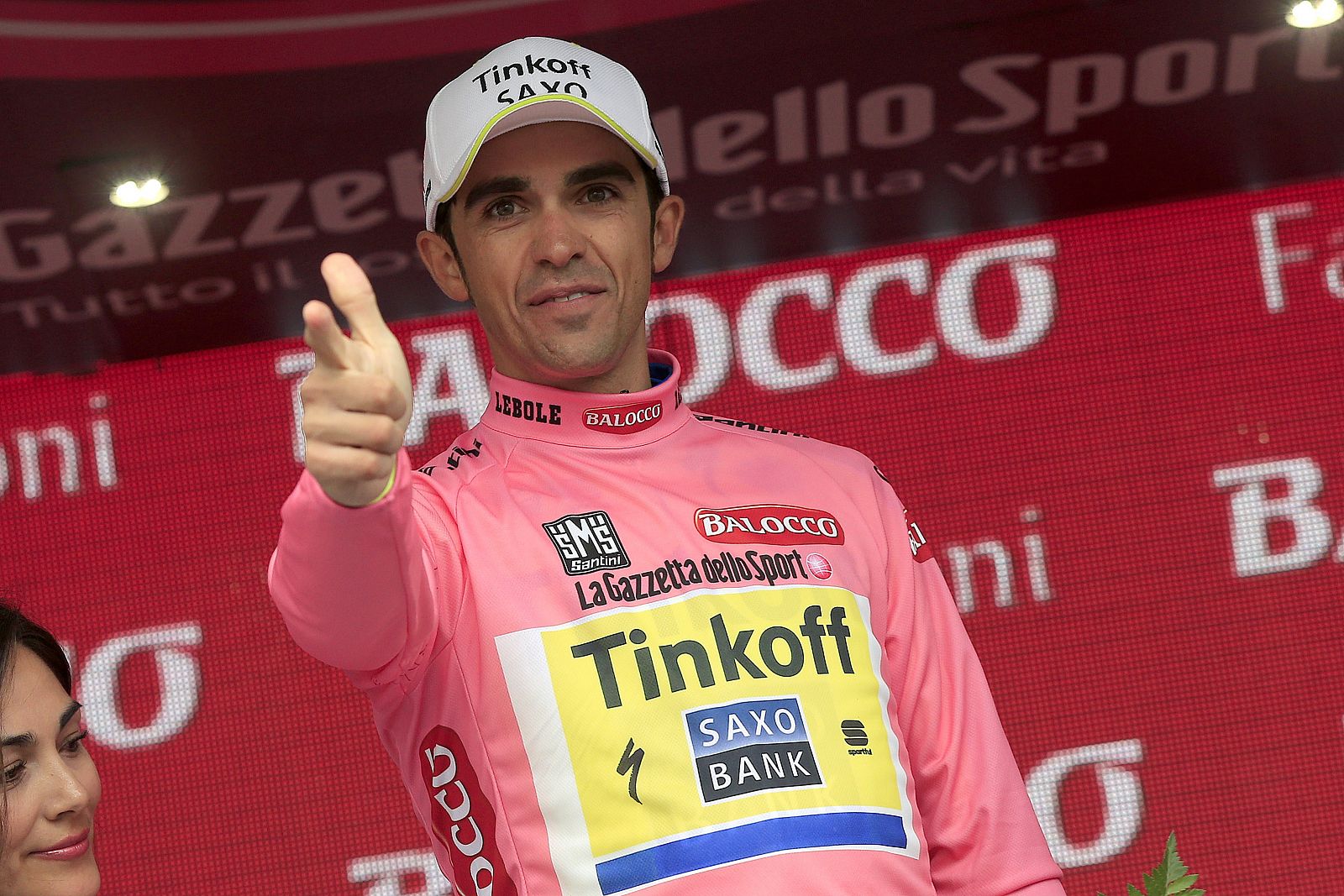 Imagen de Alberto Contador en el podio del Giro al término de la etapa 14.