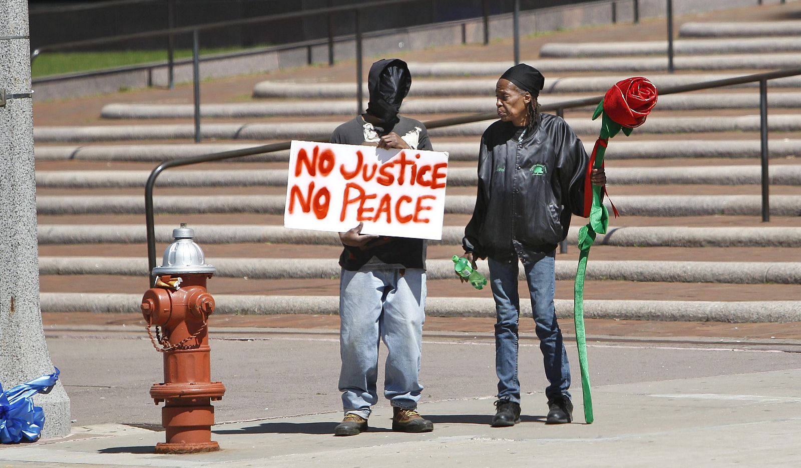 Manifestantes ante el tribunal de Cleveland.