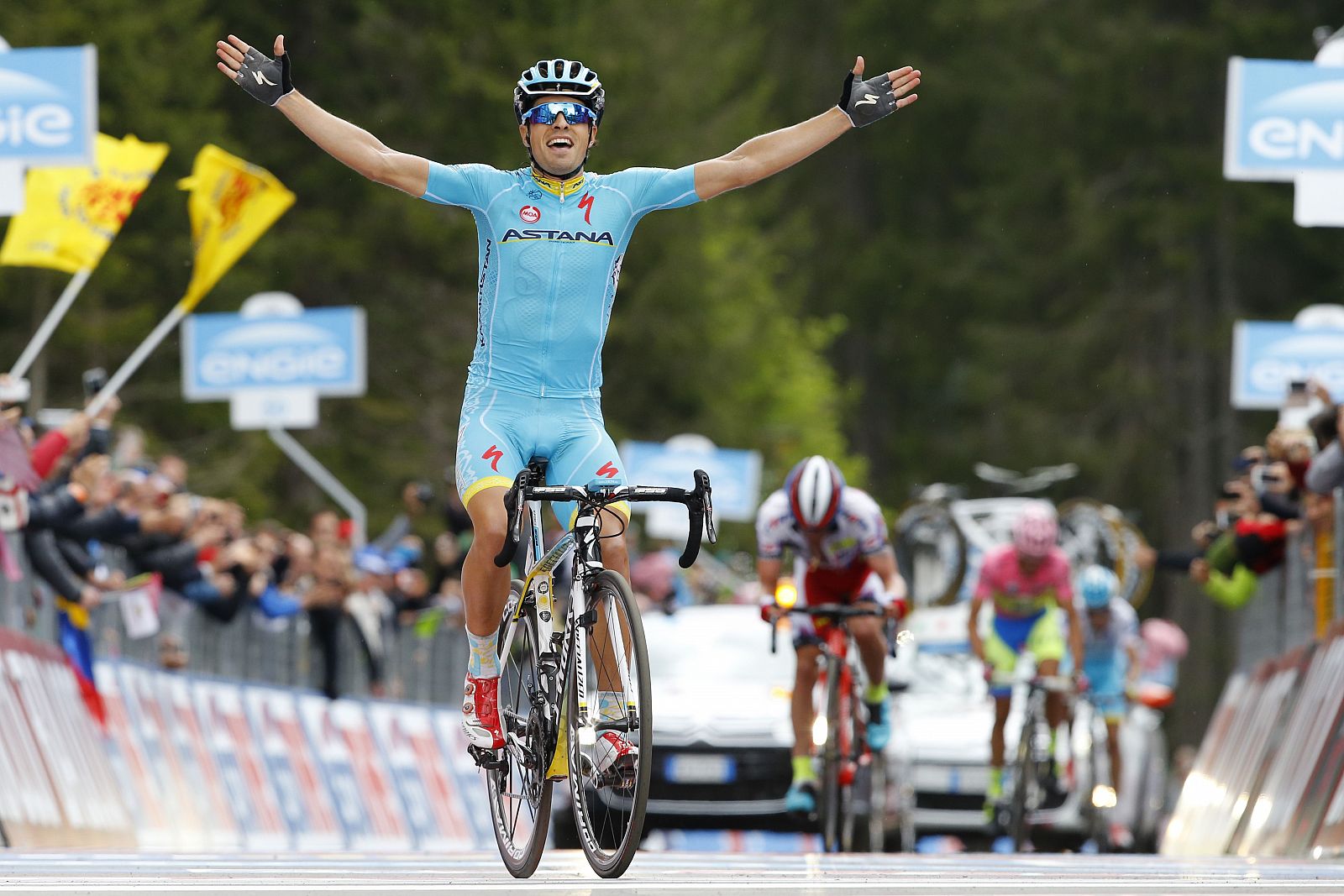 Mikel Landa celebra la victoria en la meta de la 15ª etapa situada en Madonna di Campiglio.