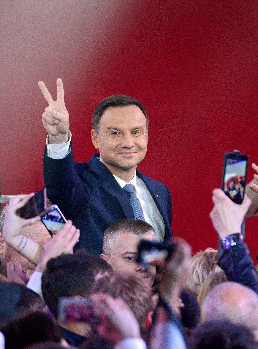 El candidato a la presidencia de Polonia, Andrzej Duda, celebra los primeros sondeos que le proclaman presidente del país.