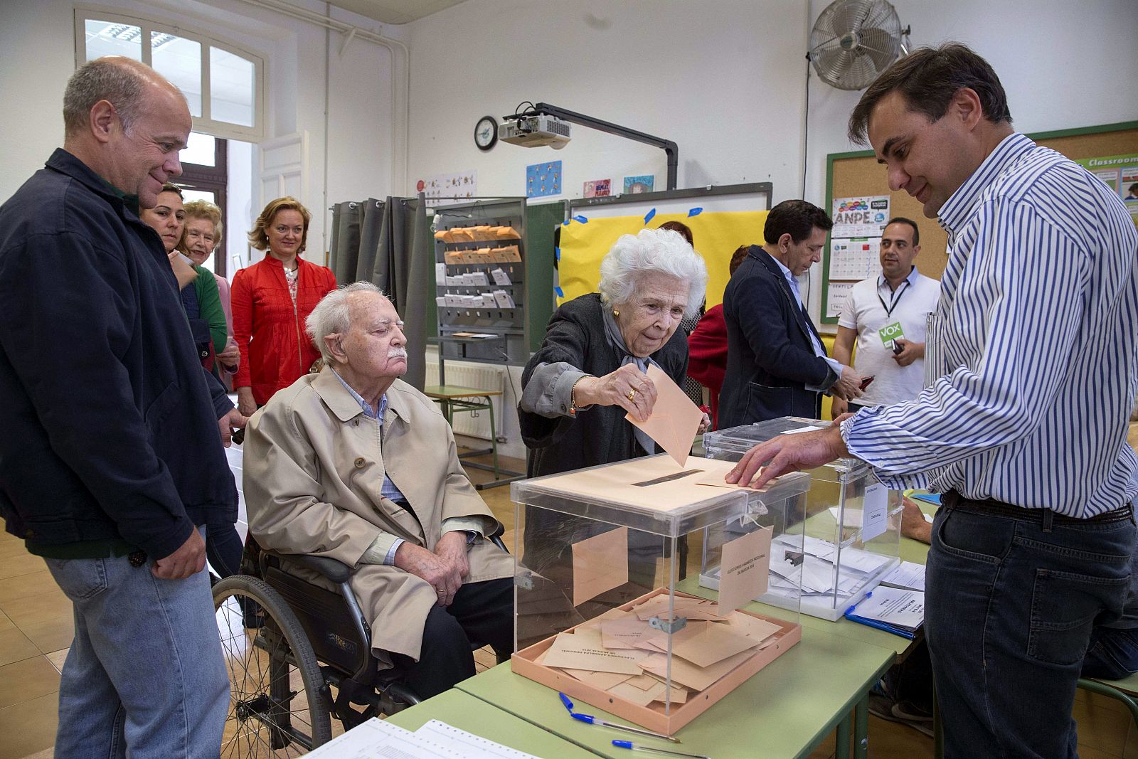 Una mujer ejerce su derecho al voto en el colegio electoral Cierva Peñafiel de Murcia