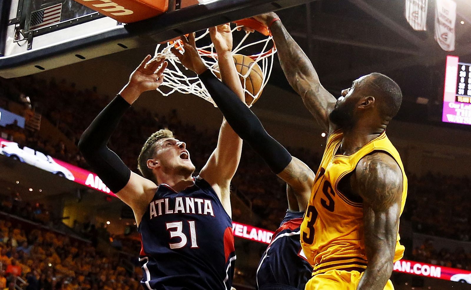 LeBron James hace un mate frente a Mike Muscala.