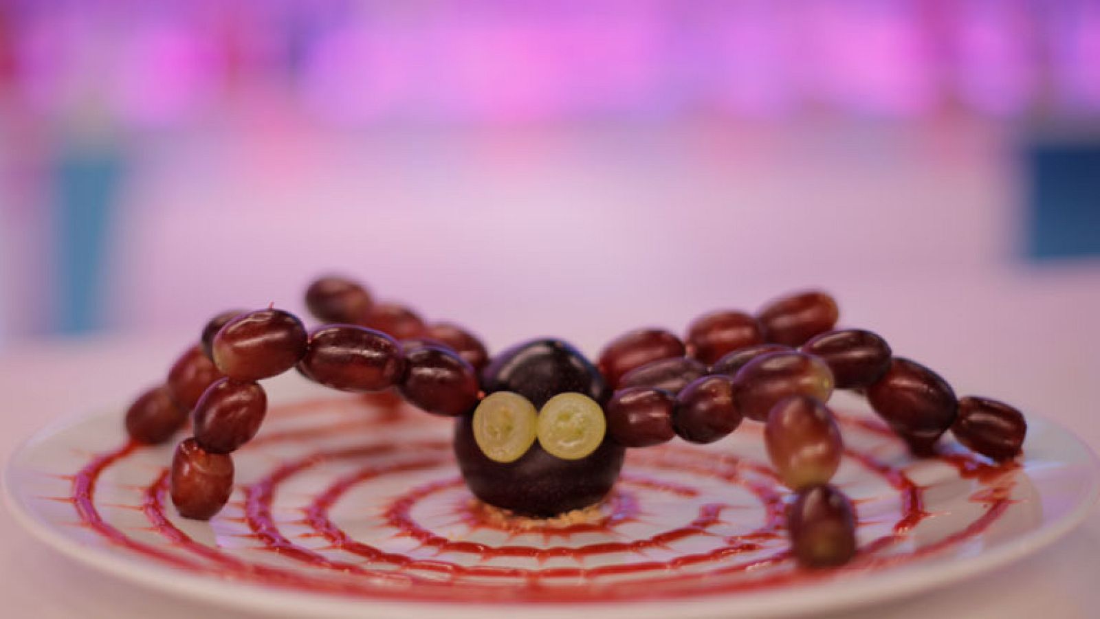 Receta - Araña de ciruela y uva sobre seda de mermelada