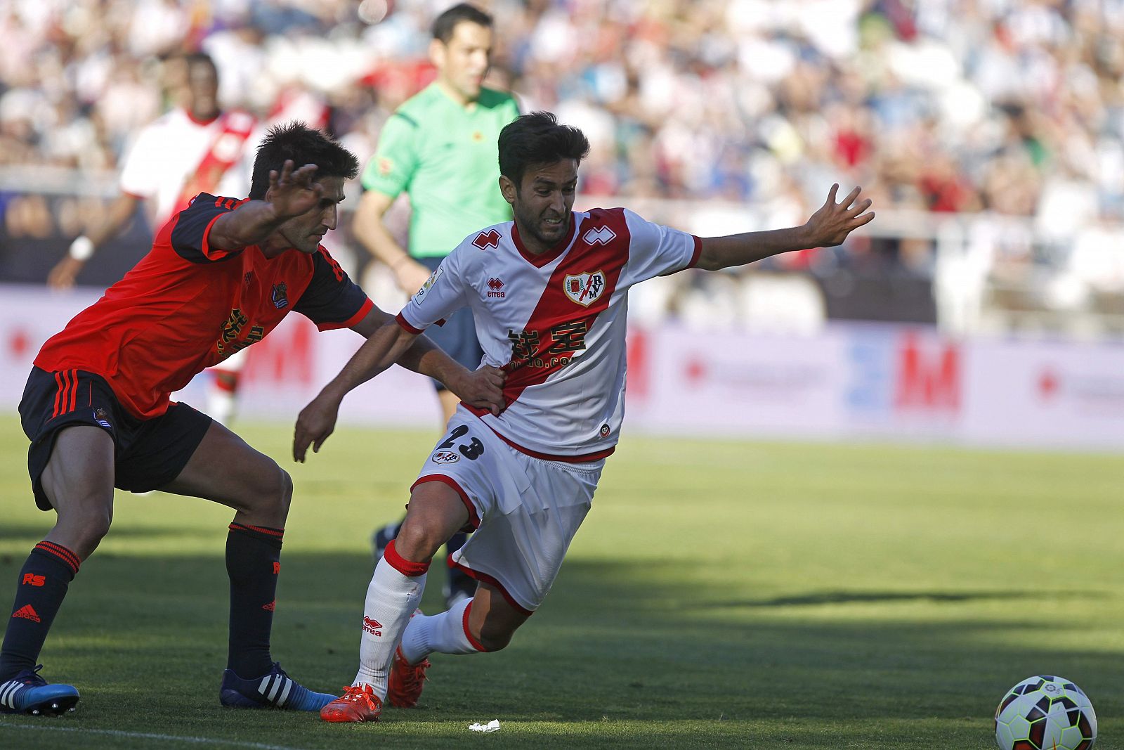 El delantero español del Rayo, Alberto Bueno, en el partido contra la Real