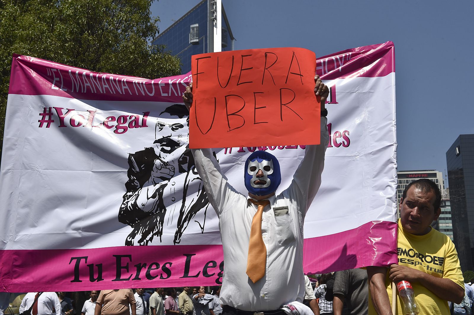 Un taxista con una máscara tradicional de luchador se manifiesta contra Uber en la Ciudad de México