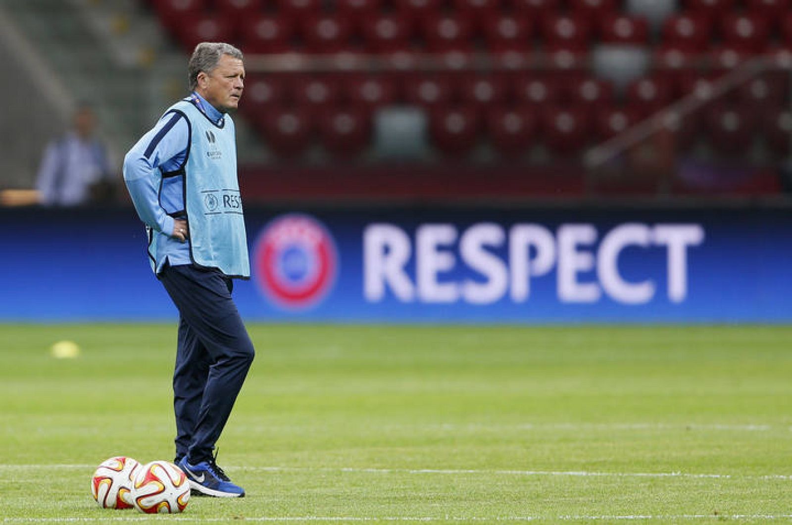 El técnico del Dnipro, Markevych, dirige el entrenamiento previo a la final