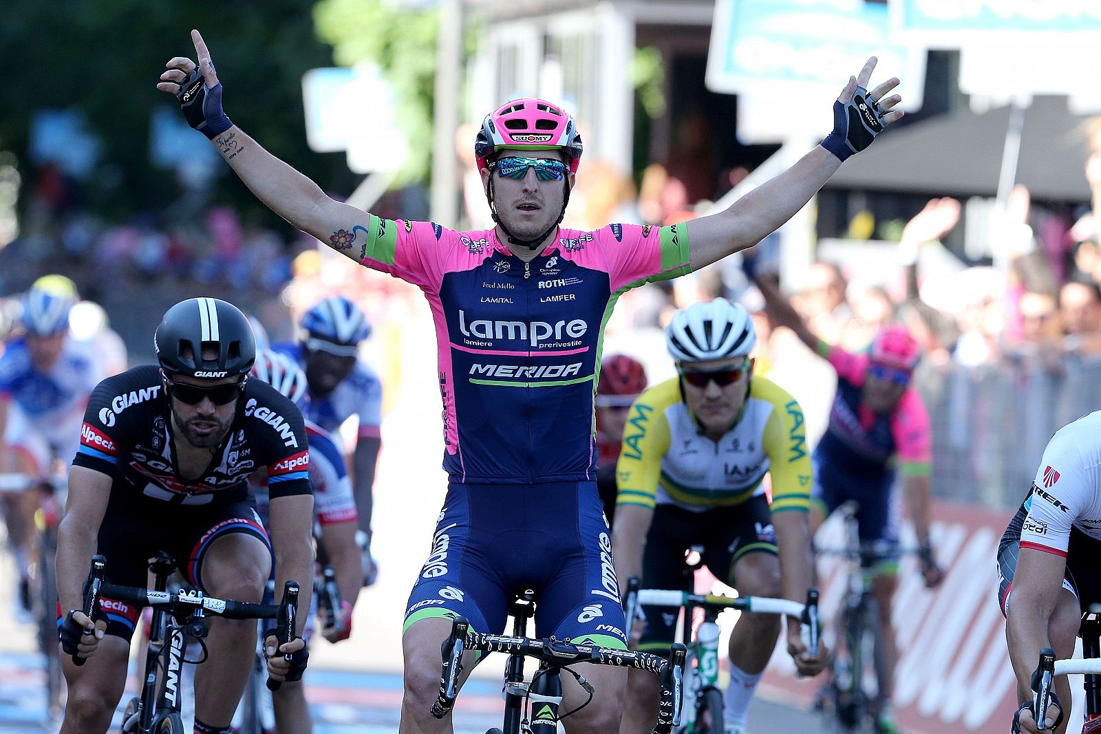 Sacha Modolo (Lampre) levanta los brazos en Lugano.