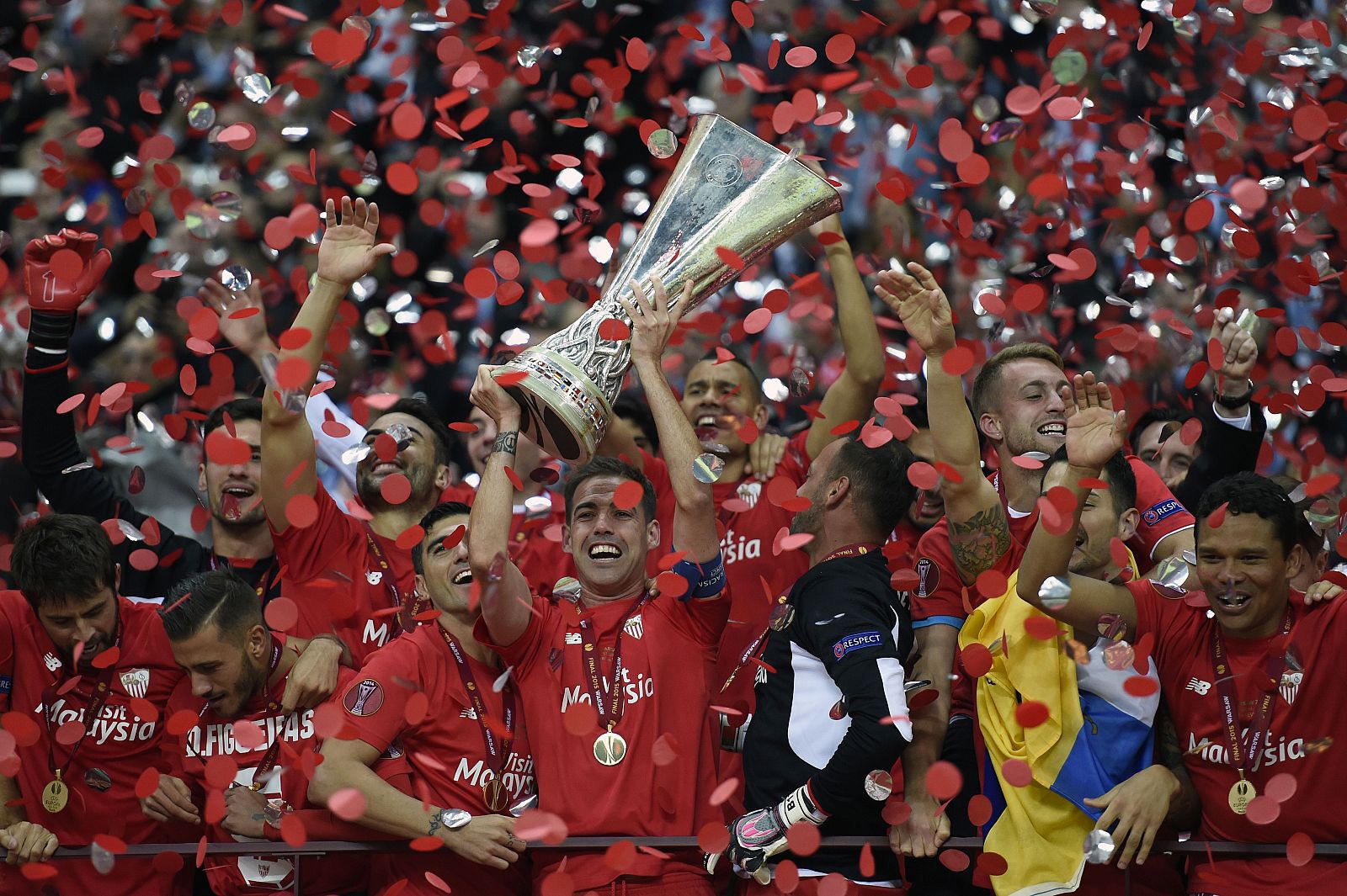 Los jugadores del Sevilla celebran la Europa League