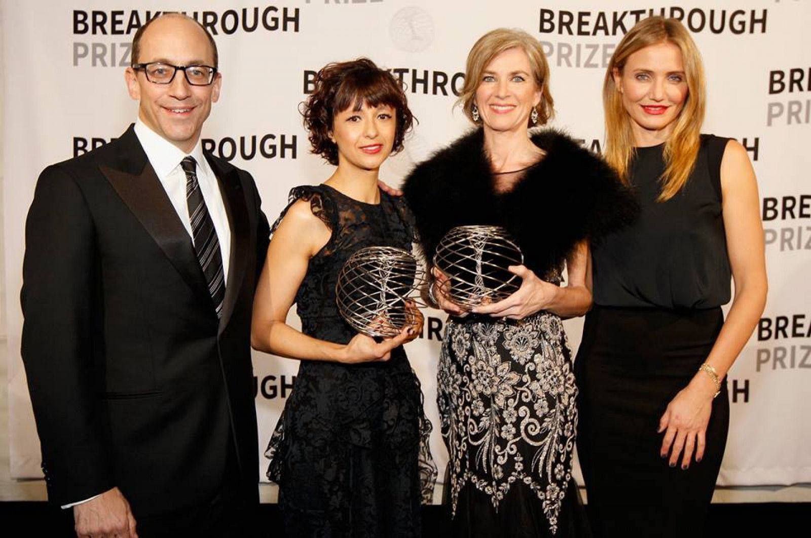 Emmanuelle Charpentier y Jennifer Doudna con el CEO de Twitter, Dick Costolo y la actriz Cameron Díaz e nlos Premios Breakthrough en noviembre de 2014.