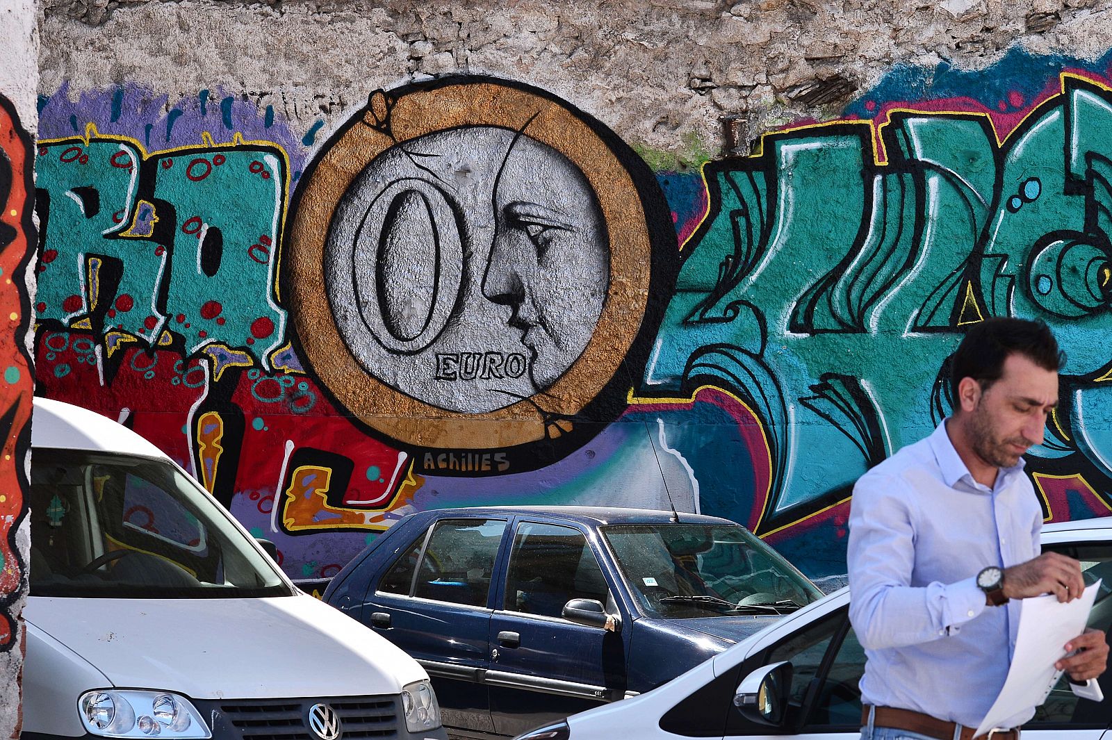 Un grafiti de una moneda de 'cero euros' en Atenas