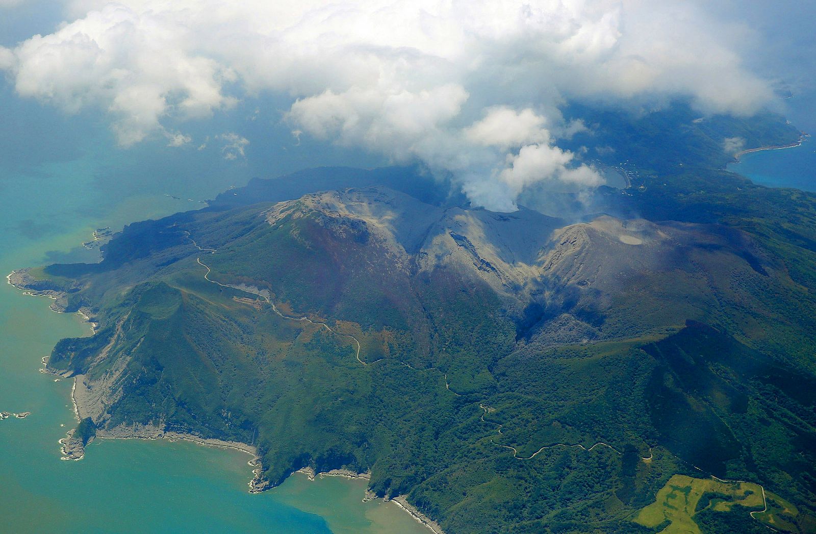 Imagen aérea de la erupción del volcán Shindake en la isla de Kuchinoerabujima, en el suroeste de Japón.