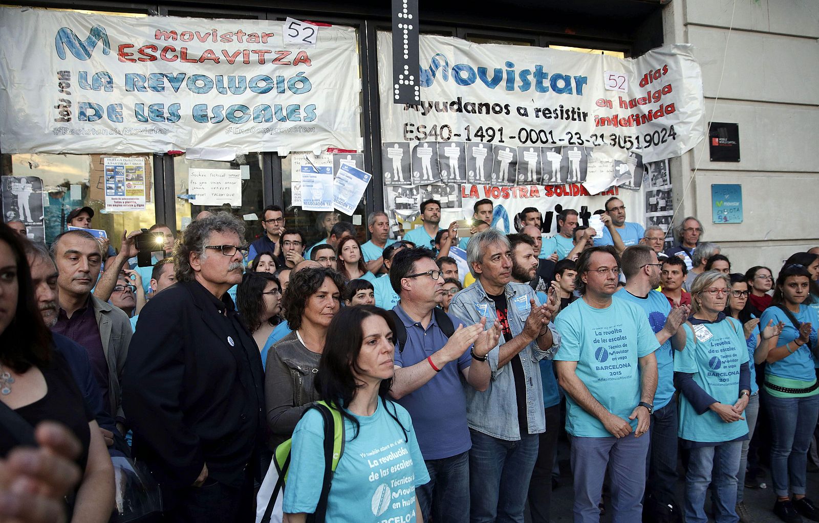 Varios trabajadores subcontratados por Telefónica que estaban encerrados en el Mobile World Center (MWC) de Barcelona.