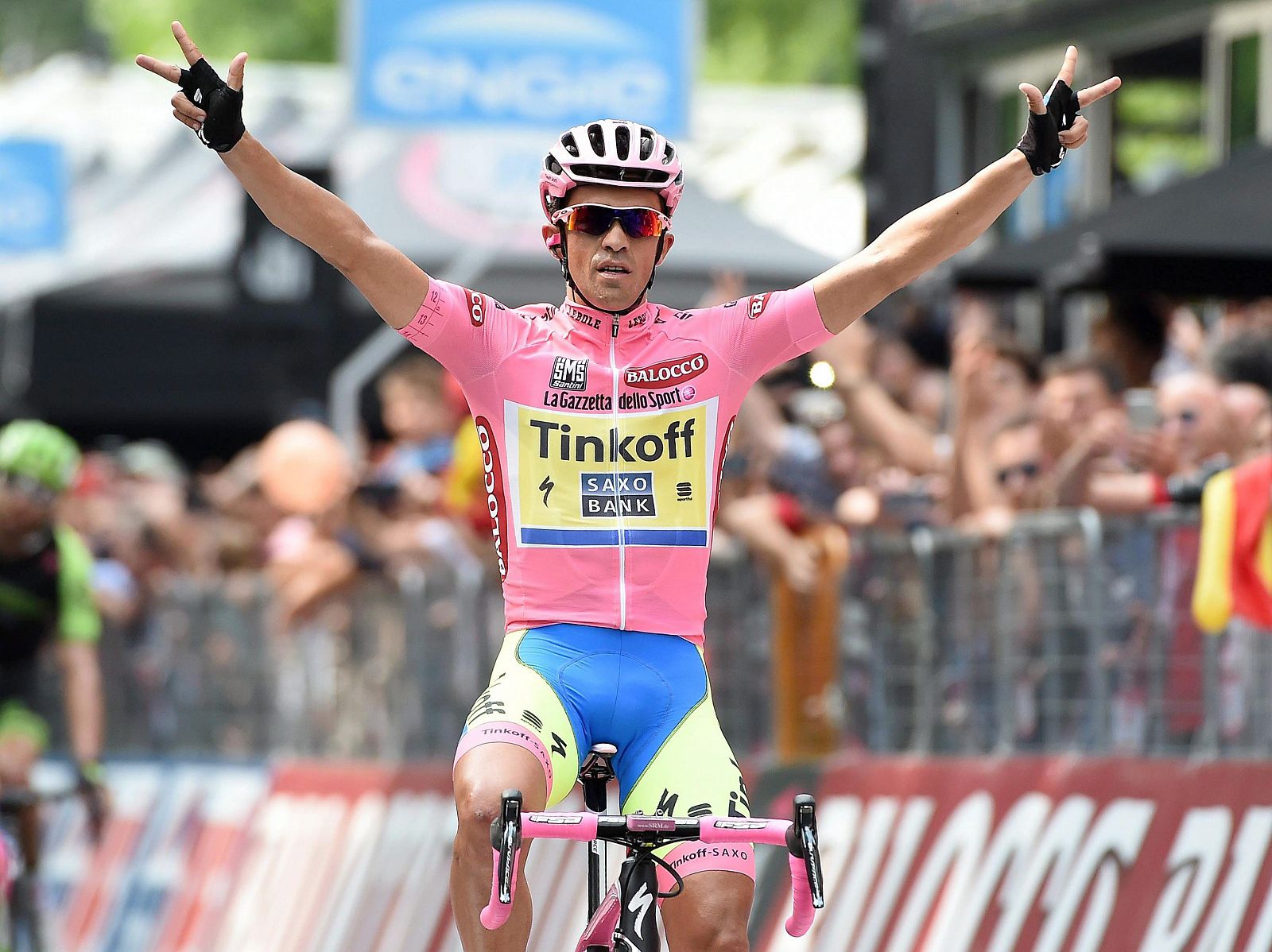 Contador celebra su victoria final a la llegada de meta en Milán.