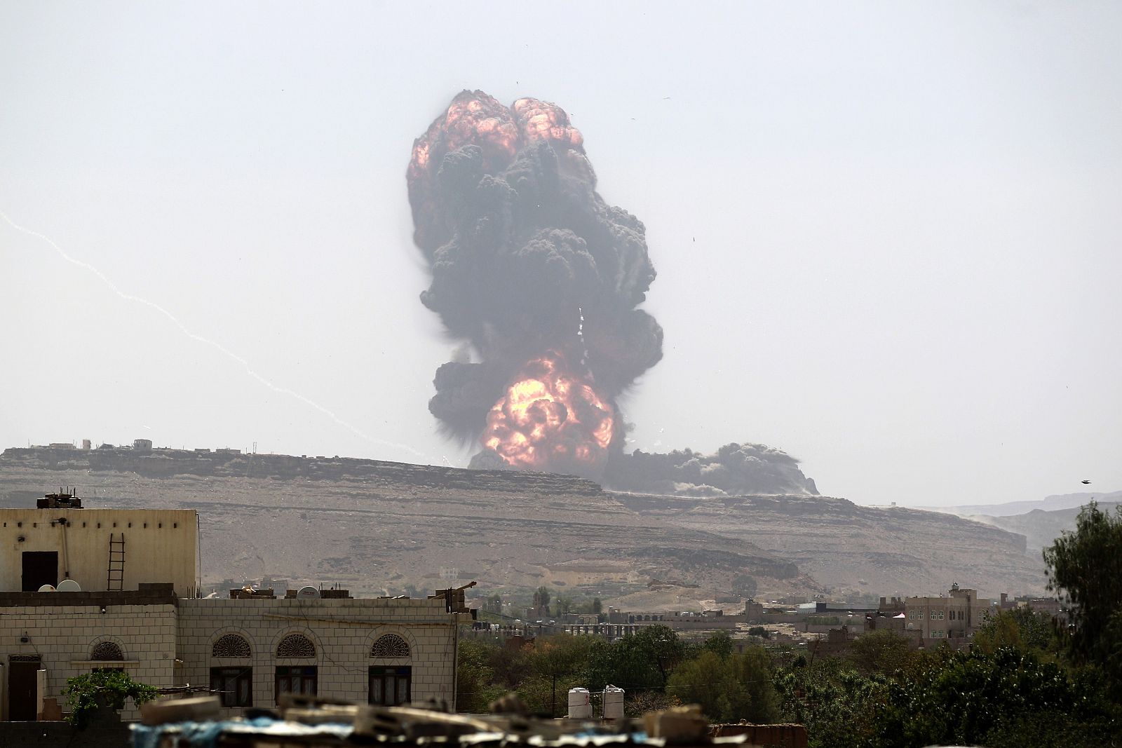 Bombardeo saudí sobre un depósito de armas en la capital de Yemen, Saná, el 22 de mayo