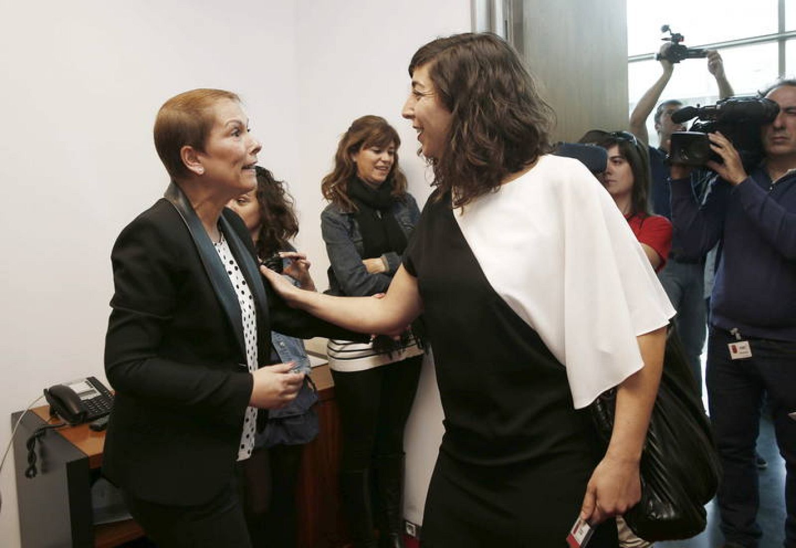 La candidata de Geroa Baia a la presidencia del Gobierno de Navarra, Uxue Barkos, y la también candidata por Podemos, Laura Pérez.